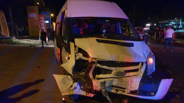 Samsun'da işçi servisi otomobille çarpıştı, ölü ve yaralılar var görseli