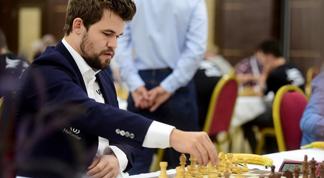 Satranç dünyasında hile tartışması! Magnus Carlsen ilk hamleden sonra masadan kalktı görseli