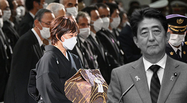Tören masrafı Kraliçe'yi geçti! Shinzo Abe'ye protesto eşliğinde veda görseli