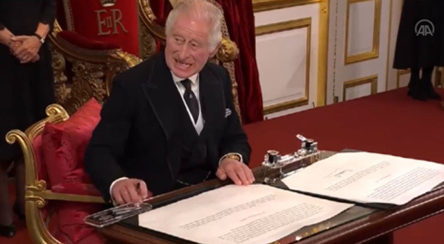 Yeni kralın imza töreninde ilginç anlar: Mimikleri olay oldu görseli