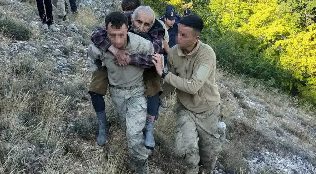 2 gün boyunca arandı: Mehmetçiğin sırtında taşıyarak hastaneye götürdüğü yaşlı adamdan acı haber görseli
