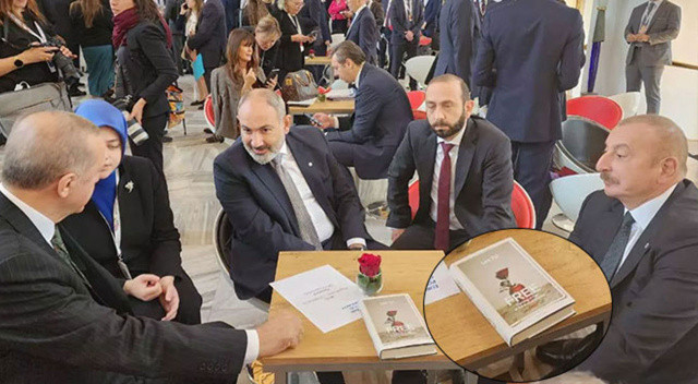 Masadaki merak edilen kitabın sırrı çözüldü... Cumhurbaşkanı Erdoğan Paşinyan ve Aliyev'i bir araya getirdi görseli