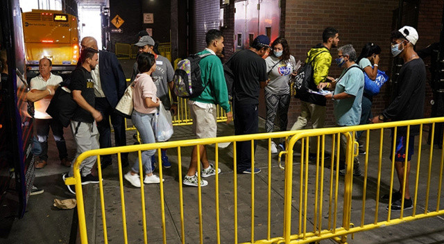 Düzensiz göçmen krizi gittikçe büyüyor! New York'ta OHAL kararı alındı görseli