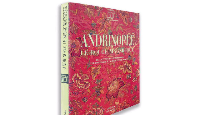 Sarayın gözde rengi kıyafetlerle buluşuyor görseli